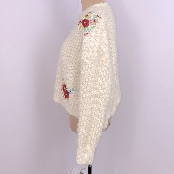 Fuzzy Soft Eyelash Cream Floral Embroidered Accents Scallop Knit Sweater Size S - Picture 4 of 12